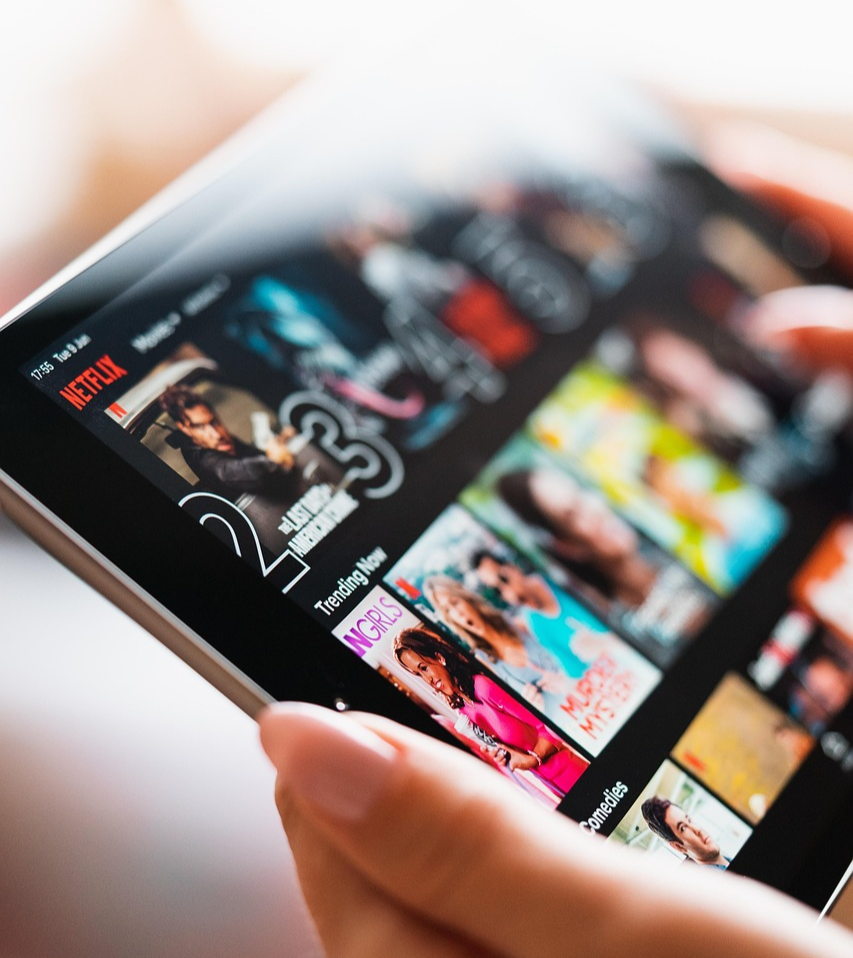 넷플릭스에서 영화를 고르는 사진