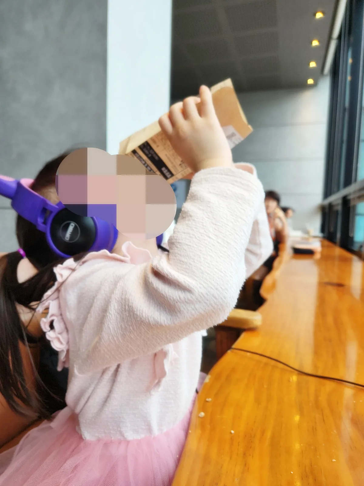 스타벅스-그래놀라볼-봉지채-먹는-아이