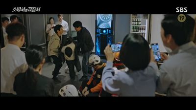 소방대원을 인질로 잡은 범인을 제압하여 검거하는 진호개