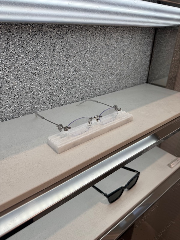 제니 컬렉션이었나 꾸미는 안경 한국에선 품절이던데, 여기 있어. 물론 더 비싸지만;