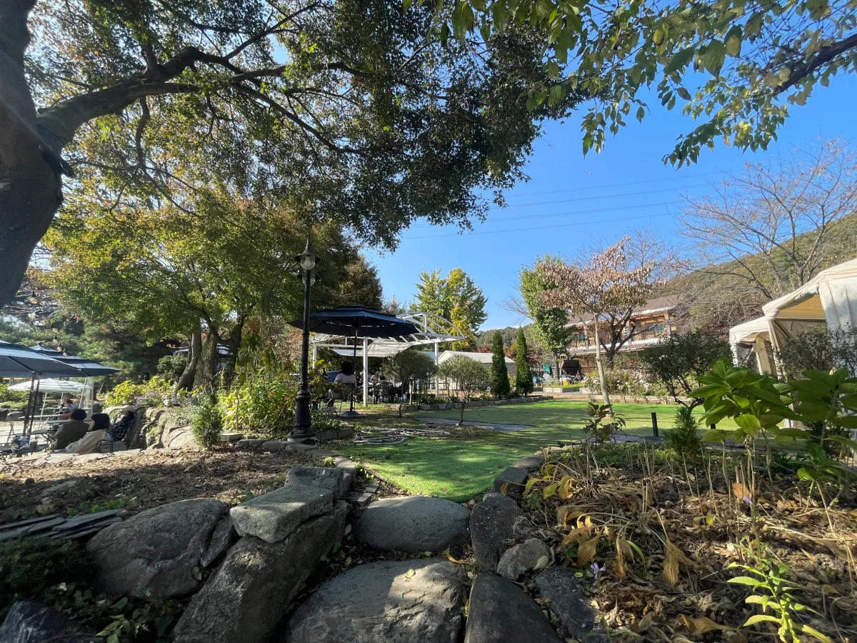 카페피아나-정원-전경