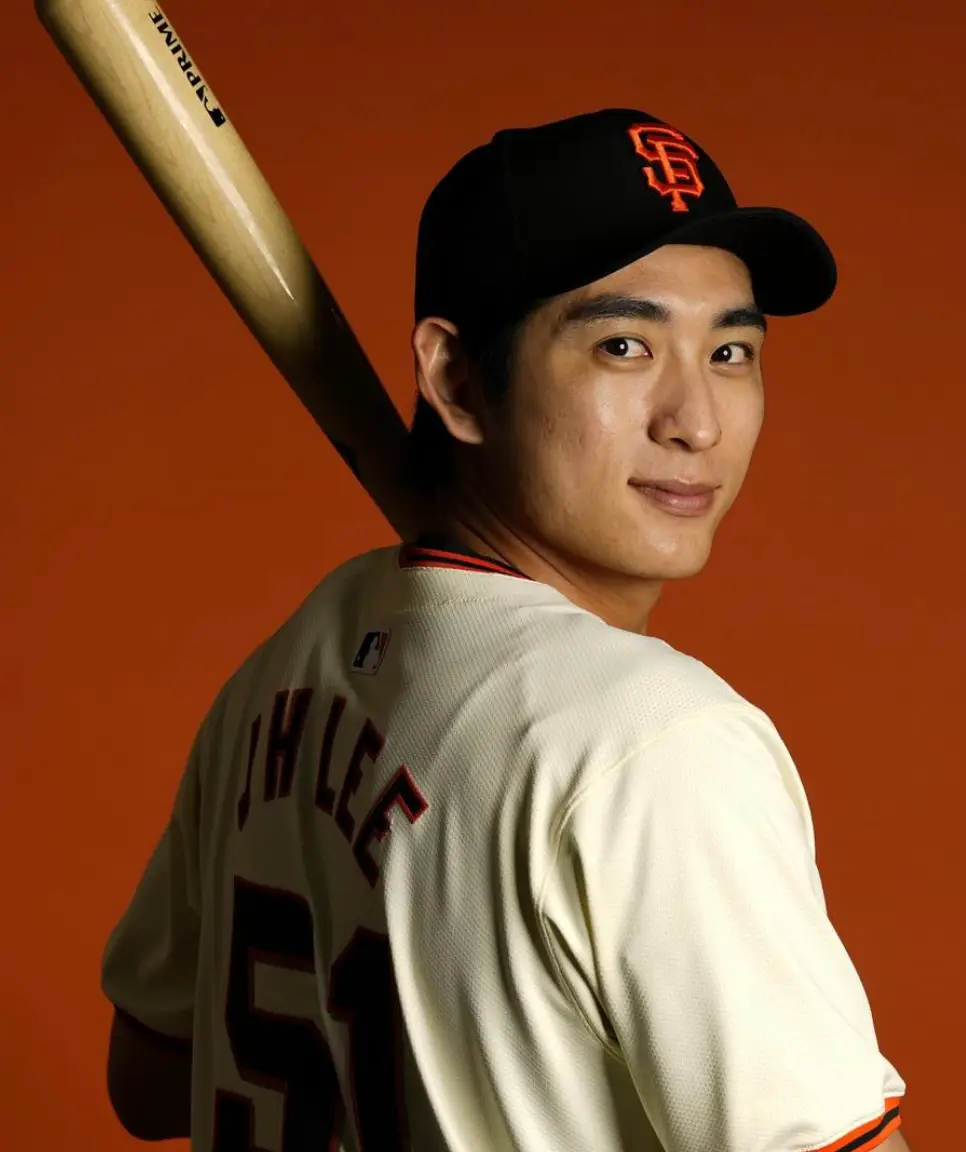 이정후-주황바탕 흰유니폼 검은모자 나무배트를 들고 뒤돌아서서 앞을 돌아보는 모습