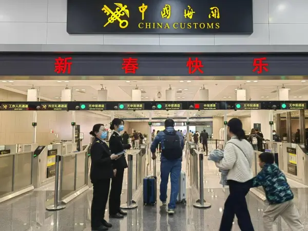 중국-입국-심사대로-향하는-여행객들