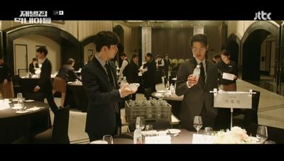 오너 일가의 행사장 점검을 하고 있는 송중기 사진입니다.