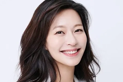 긴 갈색머리를 하고 있는 드라마 소년시대에서 경태 어머니를 연기하는 배우 정애연