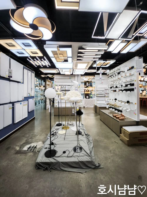 프로라이팅 하남 쇼룸 조명 전시 공간 &ndash; LED 방등과 다양한 모양의 천장등이 전시된 매장 풍경