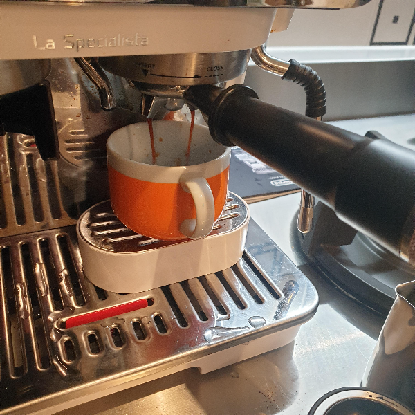 드롱기 라스페셜리스타 아르떼(La Specialista ARTE) 반자동 커피 머신_추출_추출버튼 누르기