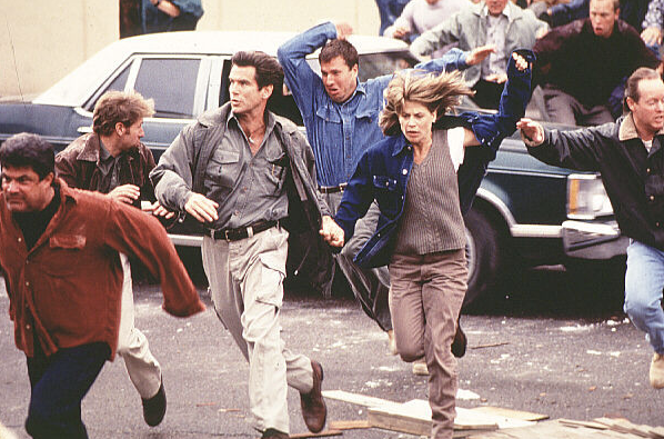 단테스 피크 영화 중 남자 주인공과 여자 주인공이 사람들과 함께 대피하는 모습