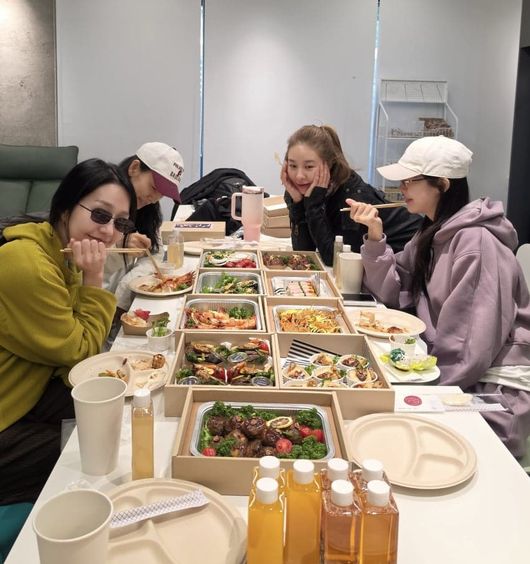 팬들이 보낸 도시락을 함께 먹는 핑클 네 멤버