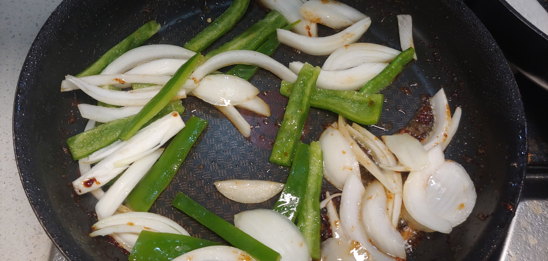 잘 졸여진 소스 + 돼지 기름이 양파와 피망에 스며들며 익게 되는데 이 맛이 기막힙니다.