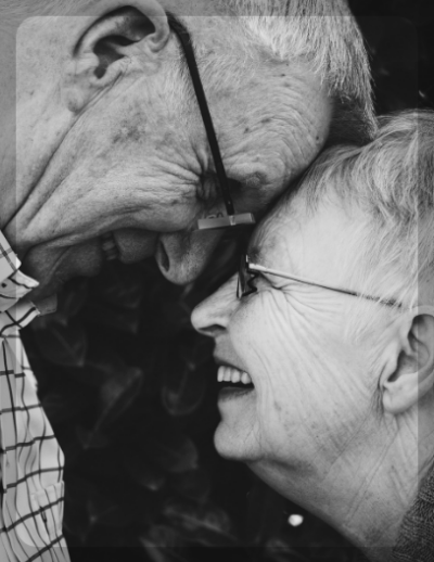 웃고 있는 노부부