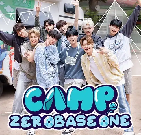 캠핑장에서 환하게 웃고 있는 제로베이스원 멤버들