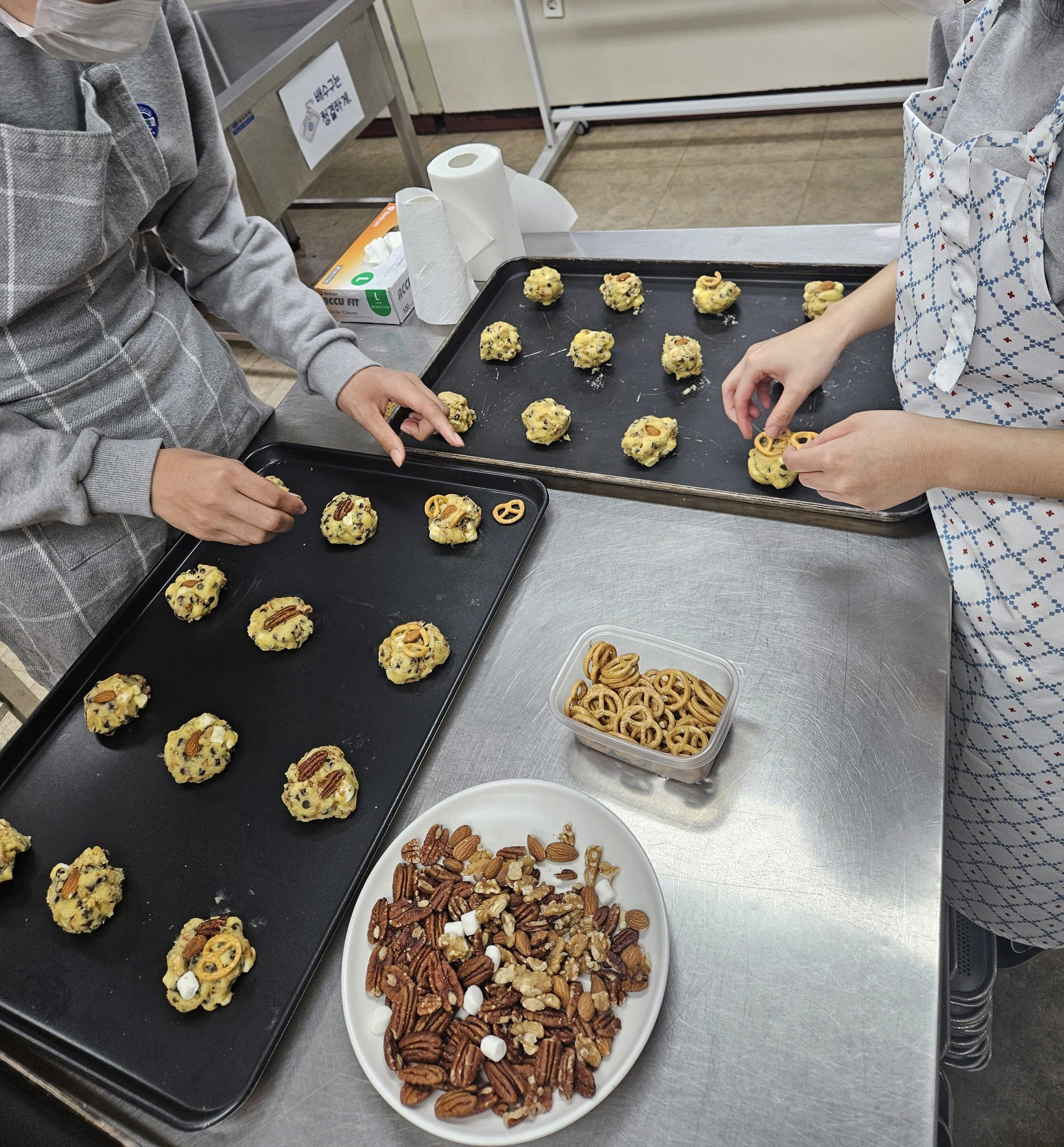 용인특례시 평생학습관에서 지난해 운영한 장애인 특별과정 베이킹 프로그램 수강 모습