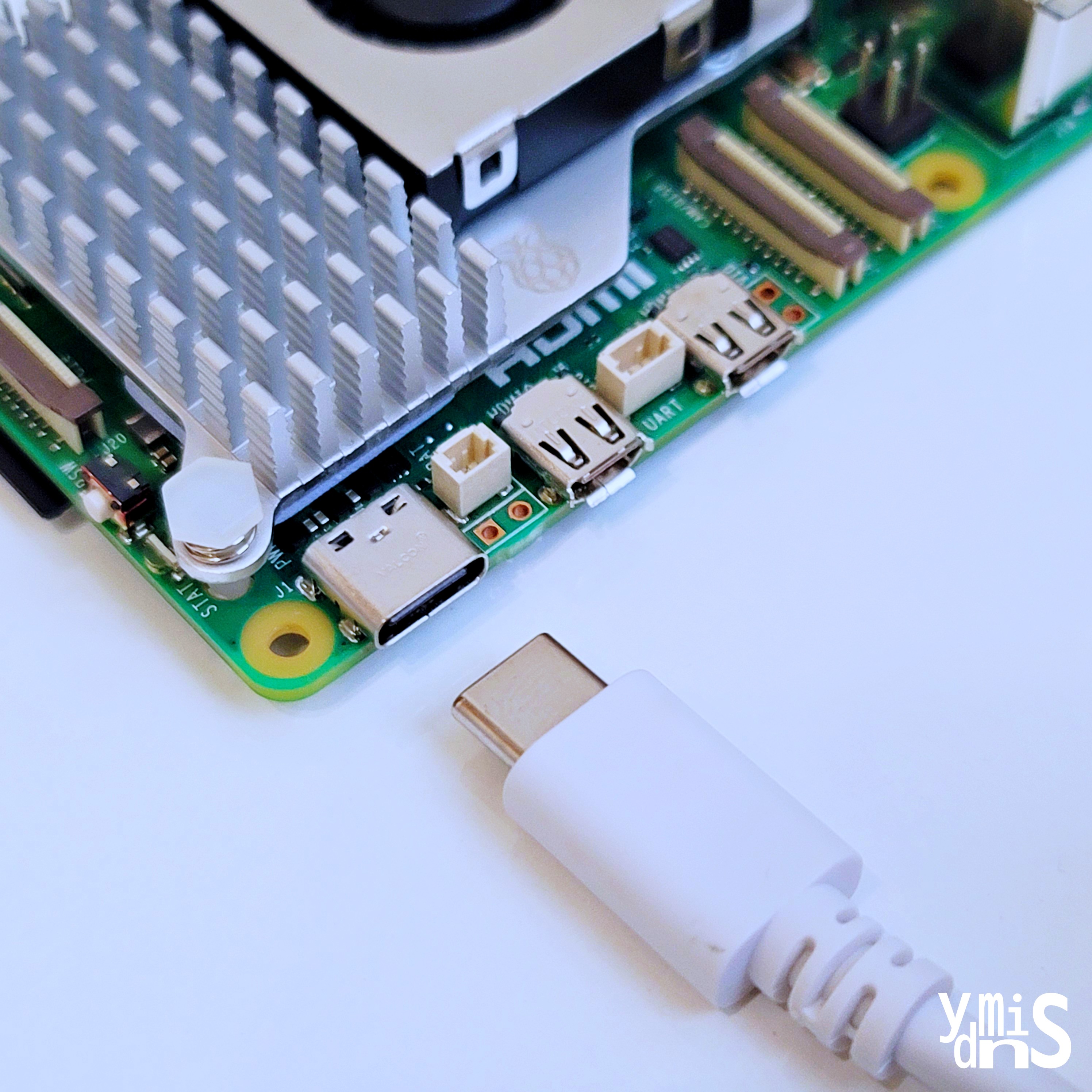 Personal Server Build - Raspberry Pi Initial Booting - 라즈베리파이 앞에 C 타입 케이블이 놓여있다.