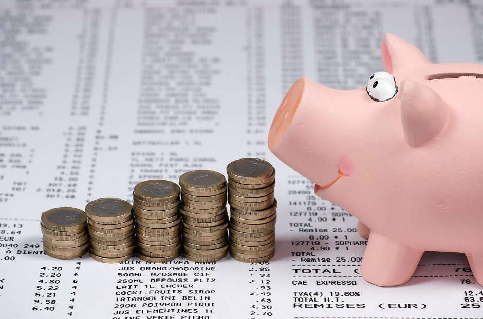 외국 동전과 돼지 사진