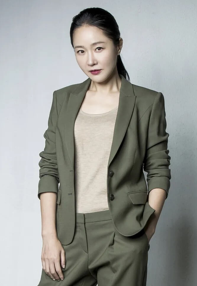 드라마 조작의 주인공을 맡은 엄지원입니다. 권소라 역의 대표 홍보 포스터입니다.