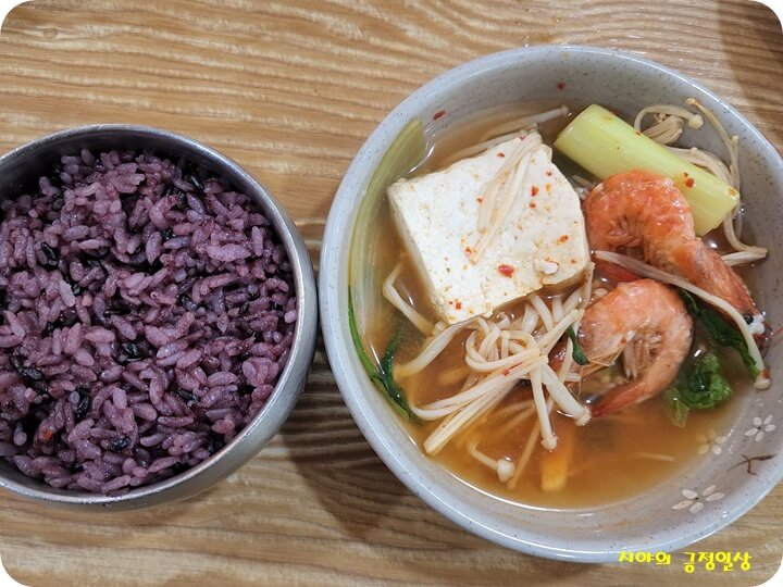 앞접시에 담은 두부전골과 잡곡밥