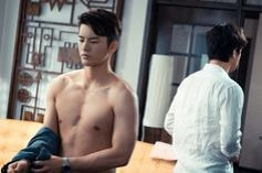 티셔츠를-벗고-와이셔츠로-갈아입는-남성