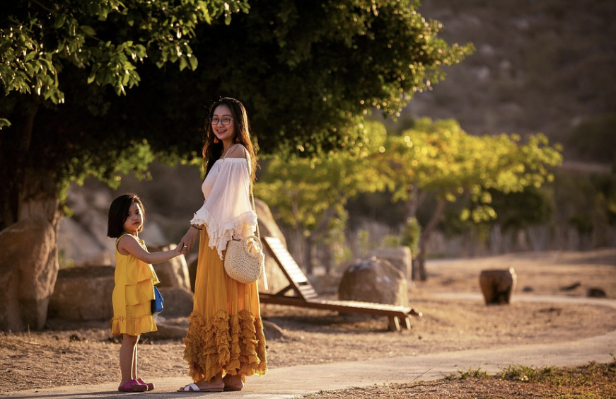 가족에게 고민거리를 이야기 하는 이미지