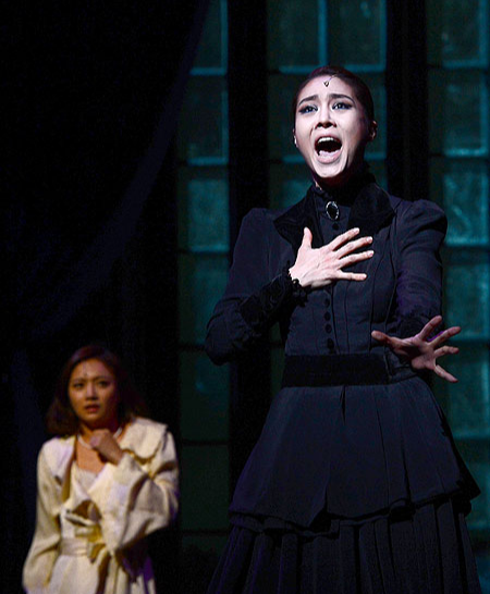 레베카에 집착하고 죽어서도 평생의 주인으로 모시는 댄버스.