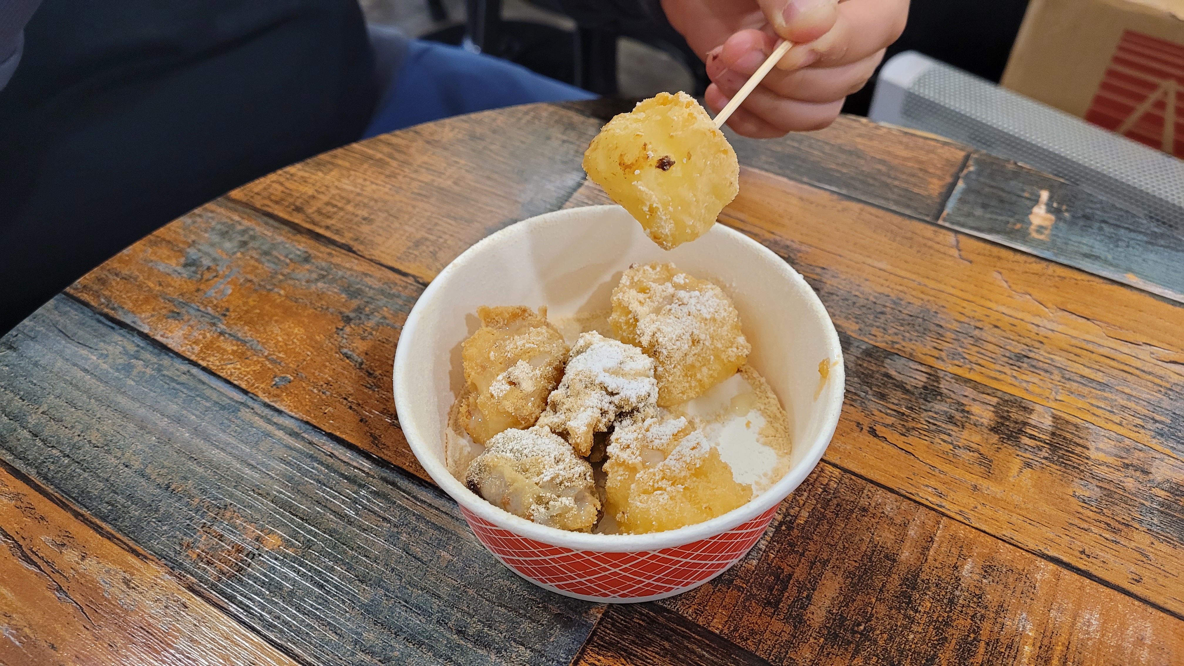 분유 같은게 뿌려져 있는 우유튀김