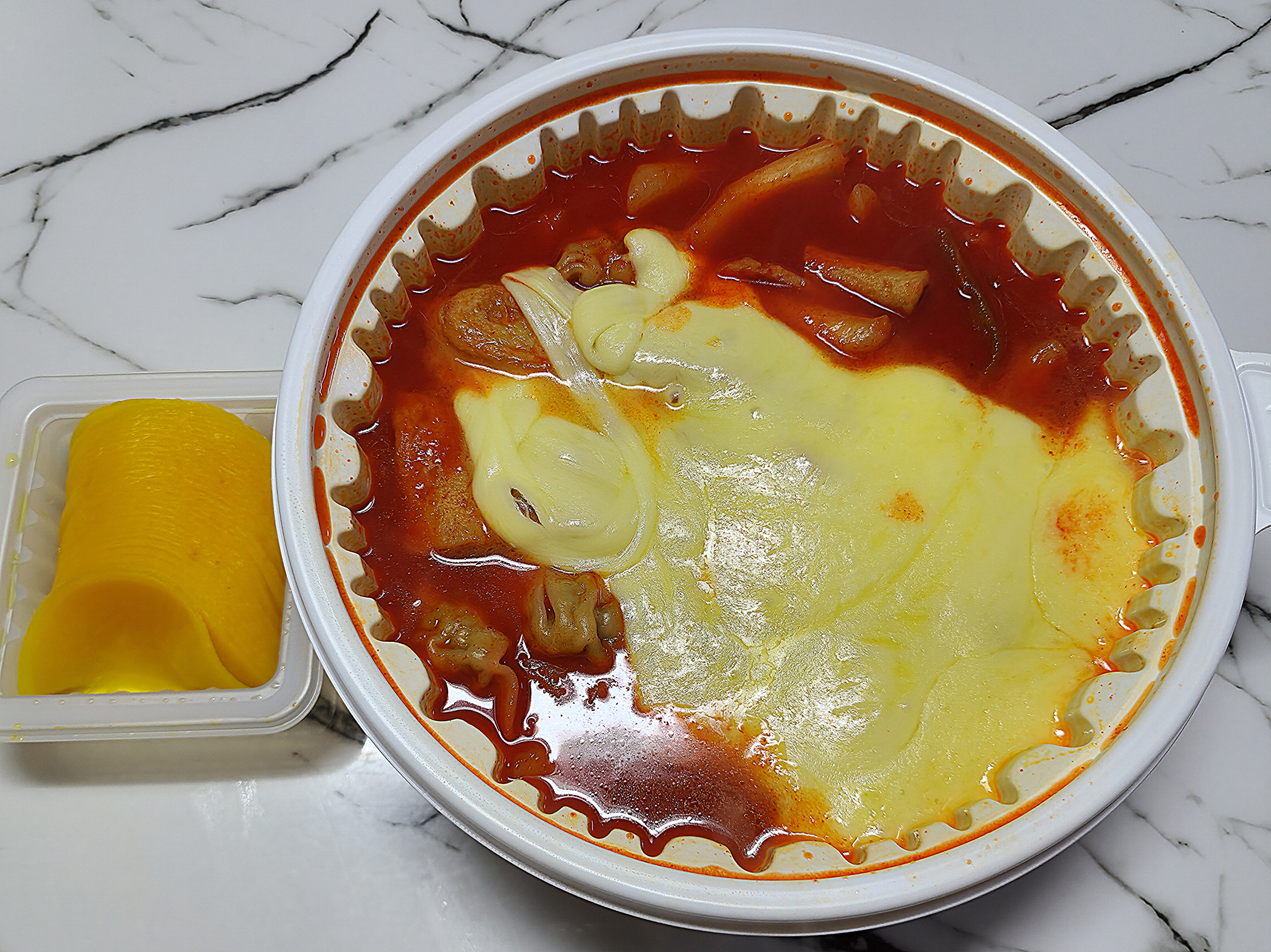 모짜렐라-치즈를-얹은-응떡과-단무지