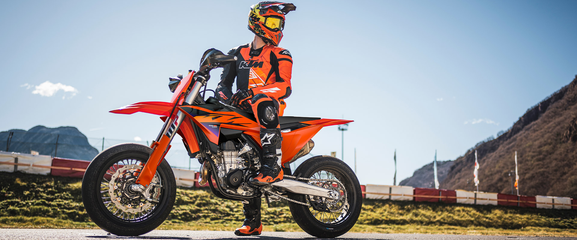 서있는KTM오토바이