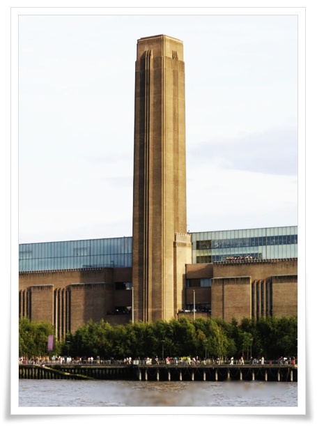 템스 강 건너편에서 바라본 테이트 모던 미술관의 모습, 상징적인 굴뚝 타워와 벽돌 외관이 특징적인 전경