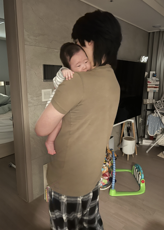 아기를 안고 계단을 오를때 아픈 이유는 잘못된 자세