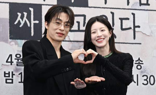 모두가 자신의 무가치함과 싸우고 있다 1화 줄거리 시청률 OTT 출연진 등장인물관계도 넷플릭스 총정리