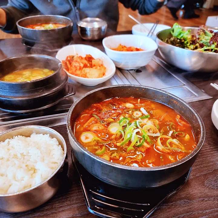 경복궁역 인왕산 맛집 추천 생방송투데이 1++ 한우가 한가득 소고기 국밥 양념 돼지갈비 6천원 한우국밥 오늘방송 맛있GO 싸다GO