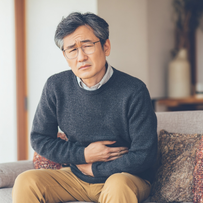 50대 명치끝이 안좋아 고통스러운 이미지