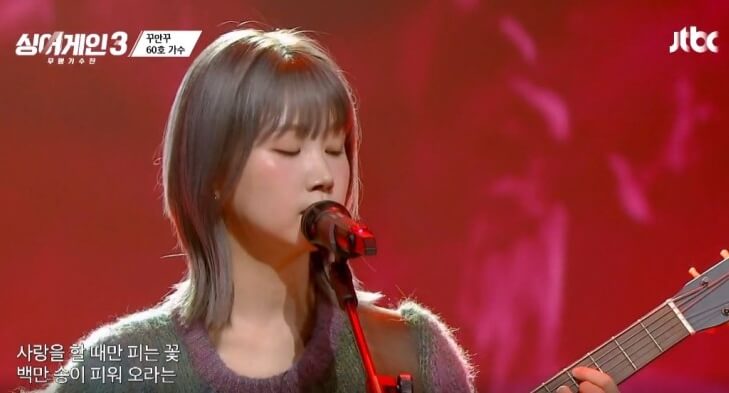 마이크앞에서있는-긴머리여성의모습