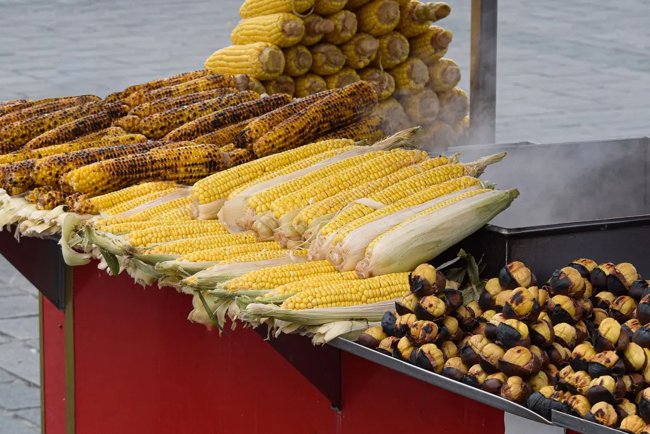 군옥수수와 군밤이 가득놓인 가판