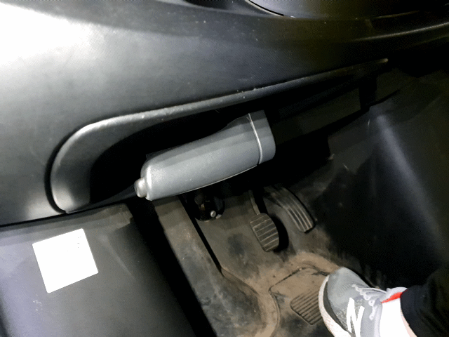 트위지 사이드 브레이크 커버 요렇게 생김