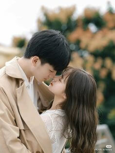 젊은-남자가-머리가-긴-여성을-베이지색-코트로-감싸안으며-끌어안는-모습