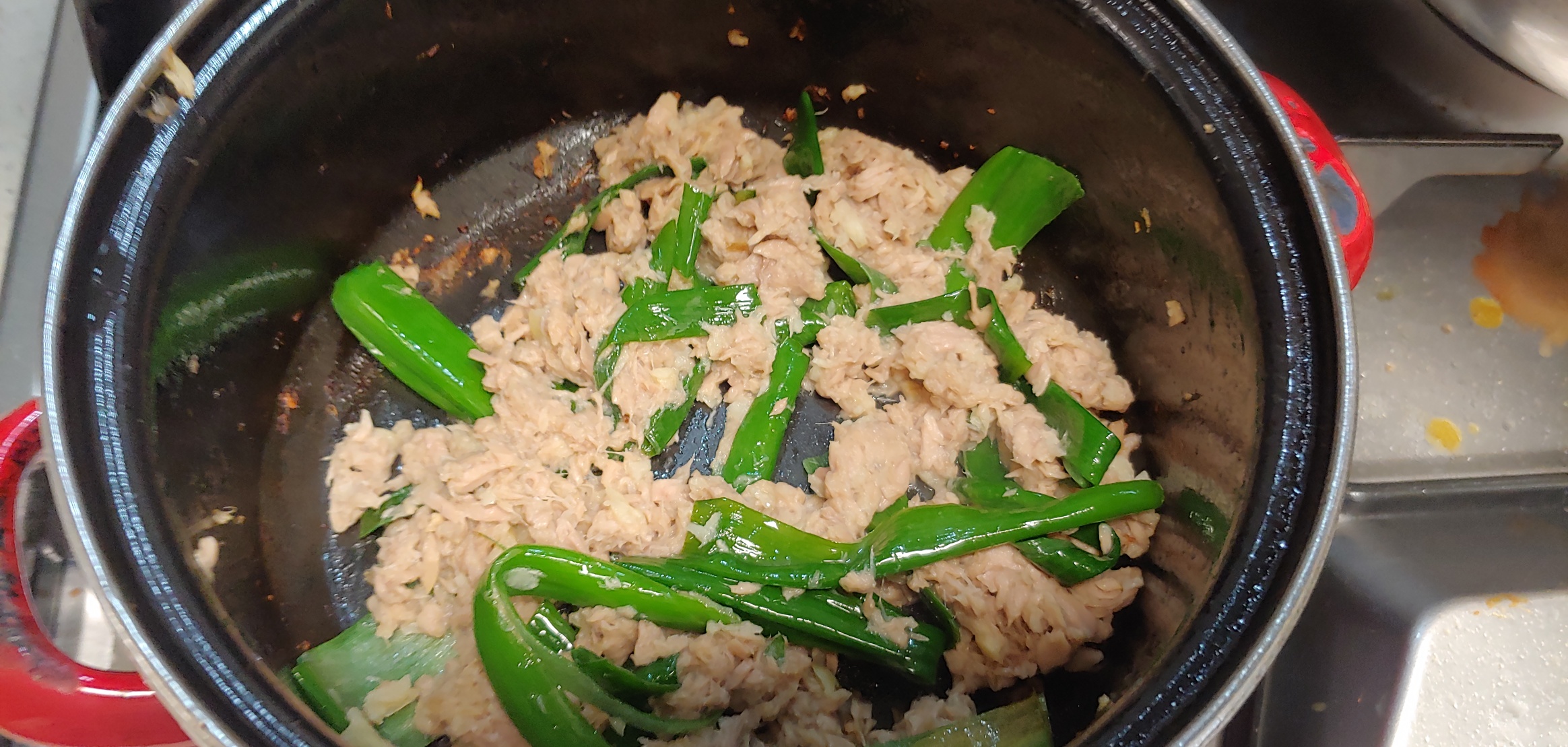 고추가루 까지 볶기 직전의 참치 상태