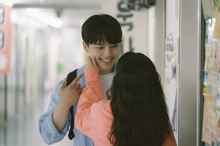 여진구의볼을잡고있는김혜윤