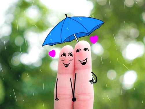 손가락 두개가 나란히 세워졌다. 손가락 맨 위에는 남자얼굴과 여자얼굴을 그렸고 함께 파란 우산을 썼다.