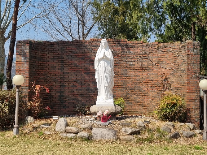대구 군위성당 성모동산 성모상 사진