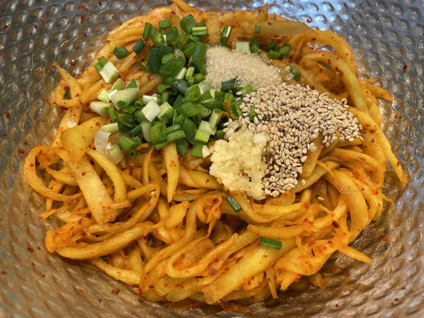 수박껍질무침 - 쪽파, 마늘, 설탕, 깨소금 양념 버무리기