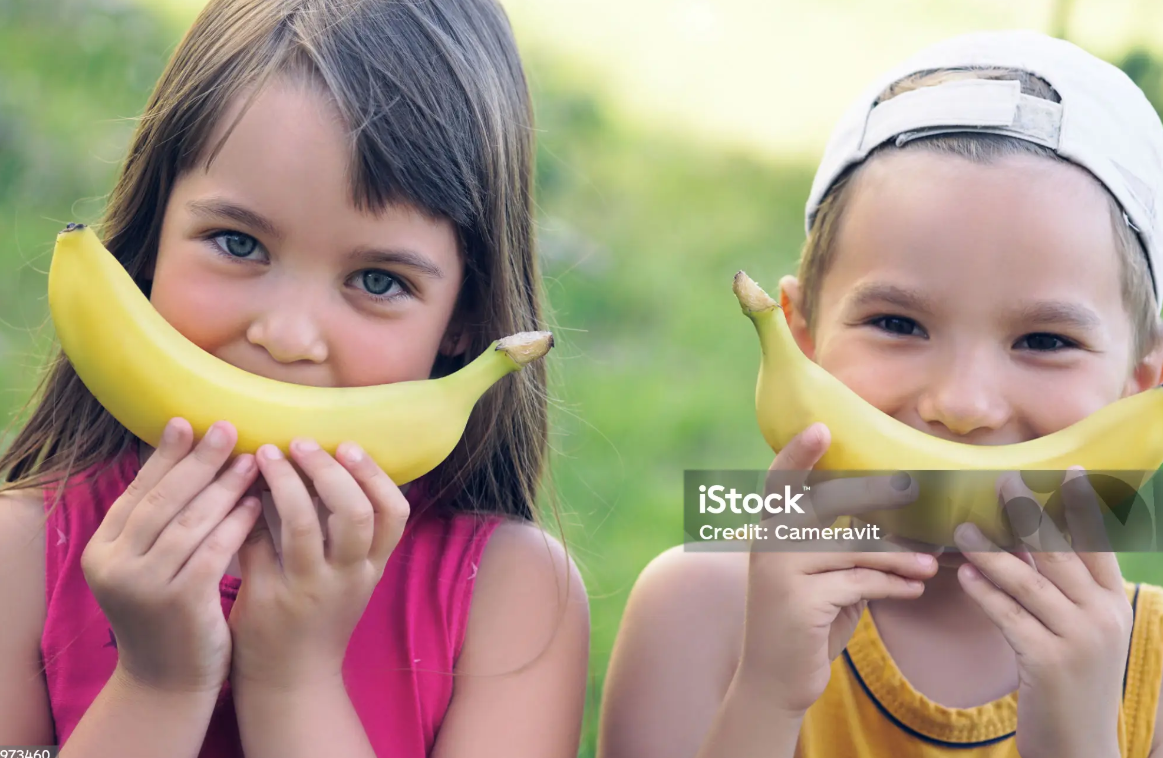 바나나를 먹고있는 아이들사진