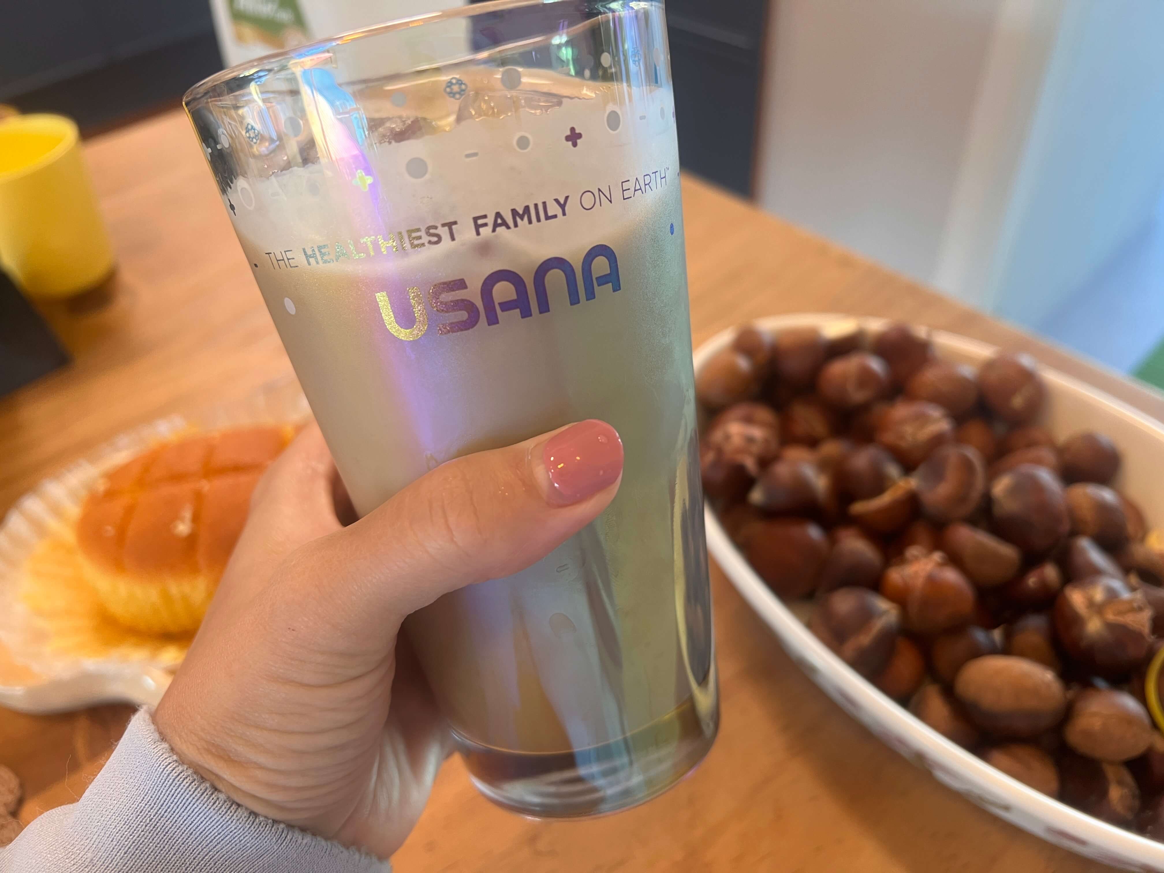 유사나 컵에 아이스 라떼 한잔