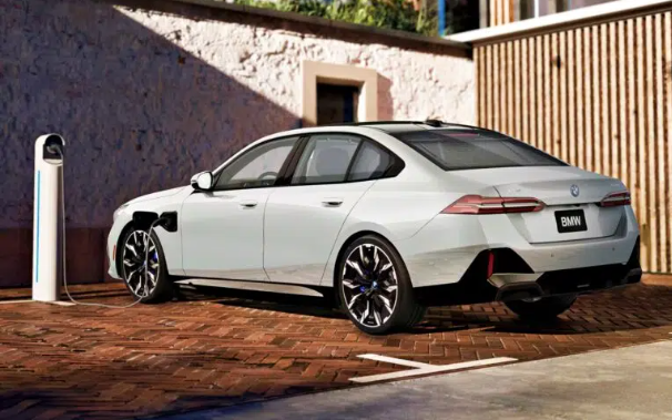 2025 BMW 5시리즈: 풀체인지 모델 정보, 가격, 연비, 그리고 경쟁 차종 비교분석