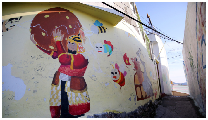 동피랑마을의 벽화 사진입니다.