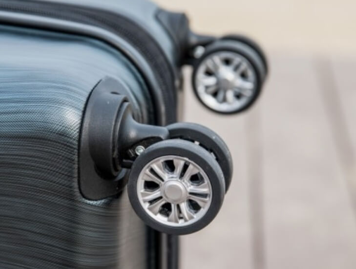 더블휠이 달린 여행용 캐리어