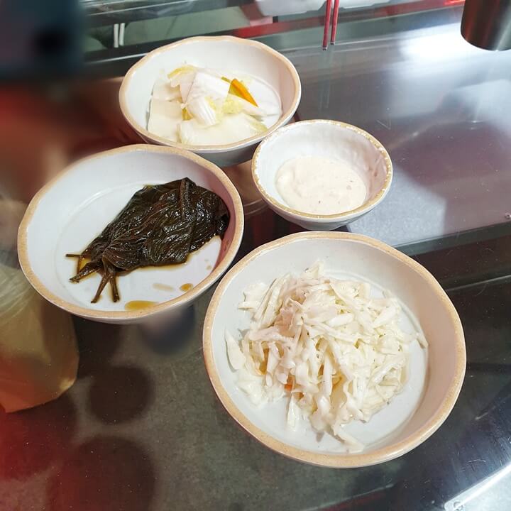 은화계-밑반찬-깻잎-백김치-큐민맛나는마요네즈-코울슬로가-기본으로-나온다
