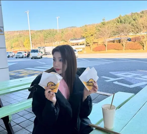 현역가왕- 고속버스 휴게소 양손에 호떡을 들고 검정색 패딩을 입고 긴생머리를 늘어뜨린 두리