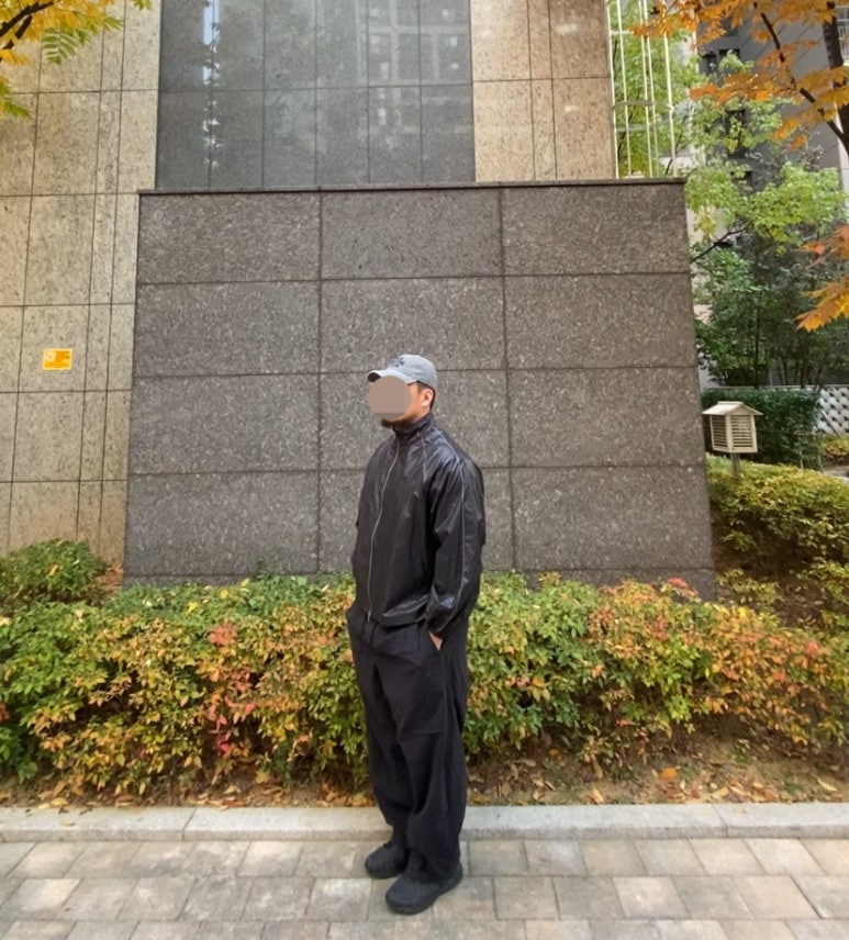 데일리룩('25. 11. 7.)윅 wick 스톤워시드 볼캡, 마뗑킴 MATINKIM 코팅점퍼 바람막이 블랙, 나이키 트레이닝 벌룬 팬츠, 뉴발란스 스니커즈 410V5 트레일 올블랙