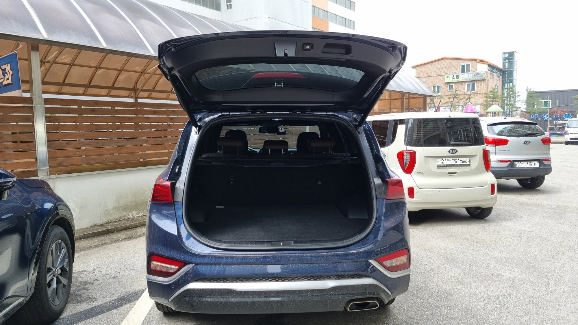 테일게이트 열린 모습